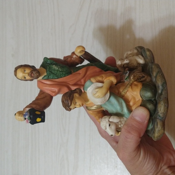 Vintage 2002 Avon Collectibles Holiday Treasures Porcelain Nativity Set - Picture 3 of 7
